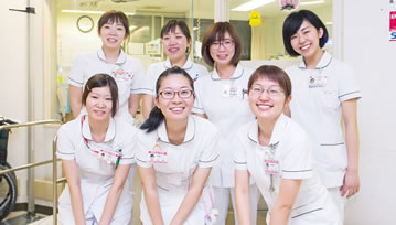 笑顔の看護師７人の写真