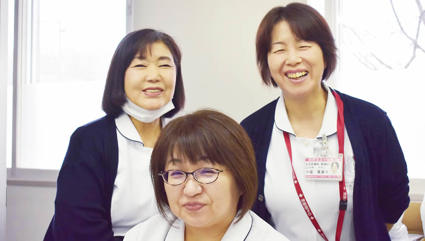 笑顔の看護師３人の写真